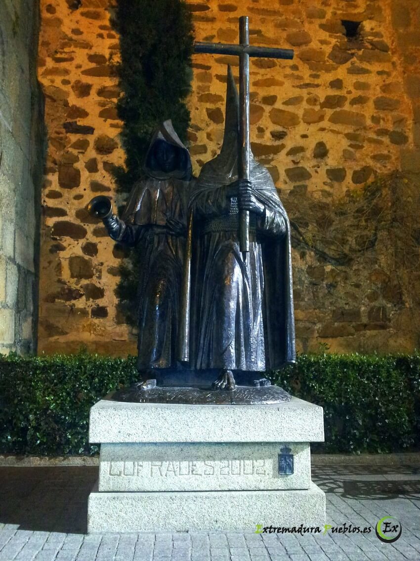 Ver Homenaje a los cofrades de Cáceres